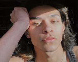 Justice is often seen with earrings in his Instagram posts.